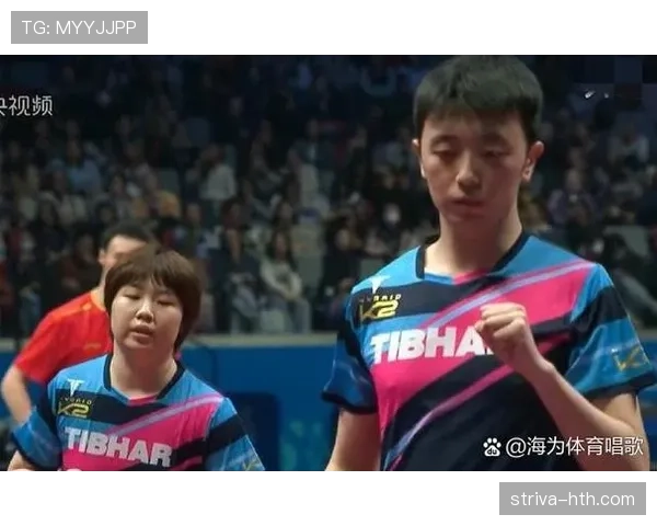 梁伟铿训练完直接瘫在场边啃香蕉，这自律和摆烂之间拿捏得也太真实了